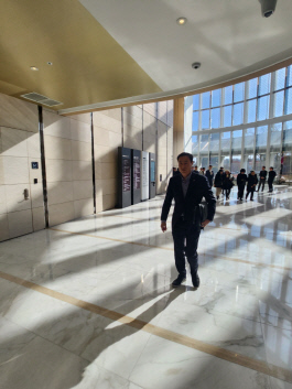 김동하 롯데면세점 대표가 9일 오후 롯데그룹 VCM(옛 사장단 회의)에 참석하기 위해 서울 송파구 롯데월드타워에 들어오고 있다. 사진= 김수연 기자newsnews@dt.co.kr